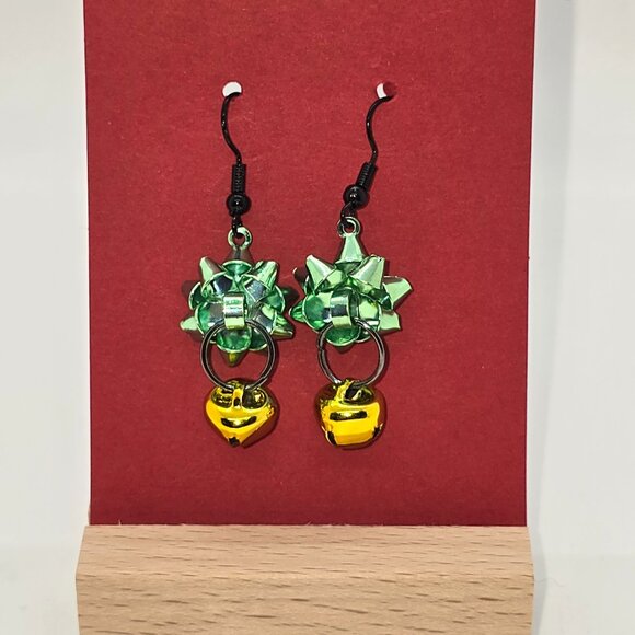 Handcrafted Green bow with gold bell christmas dangle earring - Picture 6 of 6